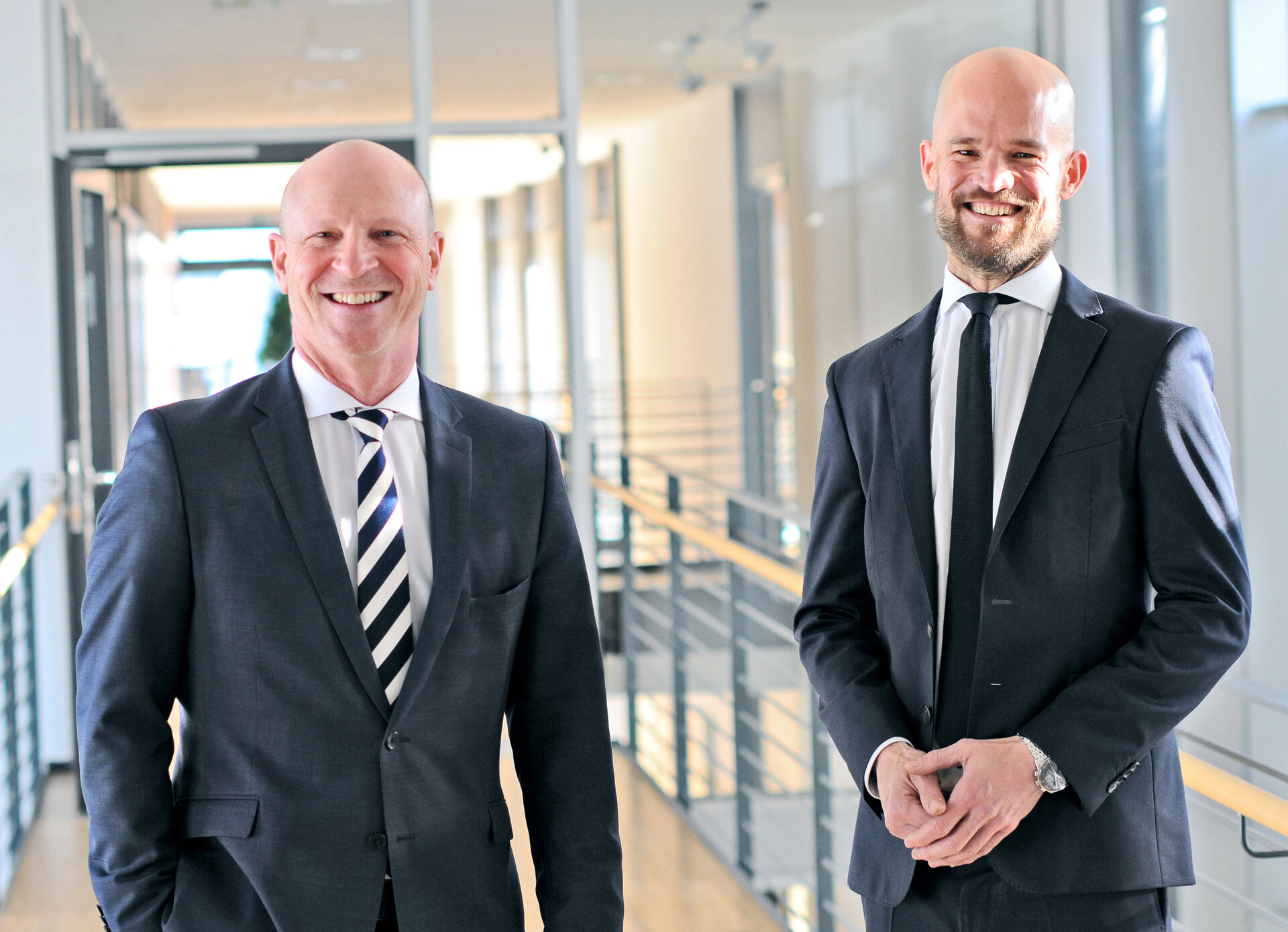 „In Summe war 2024 ein herausforderndes Geschäftsjahr, das wir dennoch mit einer stabilen Profitabilität abschließen konnten“, sagen die Herma Geschäftsführer Sven Schneller (l.) und Dr. Guido Spachtholz (Quelle: Herma)